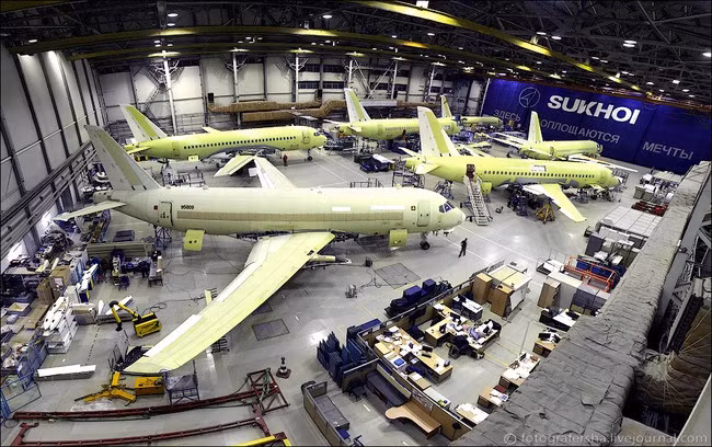 Nhà máy ở vùng Viễn Đông sau Chiến tranh thế giới thứ hai còn tiếp tục nhận được nhiệm vụ chuyên sản xuất máy bay chiến đấu mới chủ lực, một lĩnh vực mà khi đó không có nhà máy nào ở Liên Xô có kinh nghiệm cần thiết. Hơn nữa nhày máy còn phải tiến hành tái cơ cấu lại toàn bộ dây chuyền sản xuất trong bối cảnh thiếu hụt nghiêm trọng nguồn lực và mối quan hệ giữa Liên Xô và phương Tây không lấy gì làm tốt đẹp trong Chiến tranh lạnh.