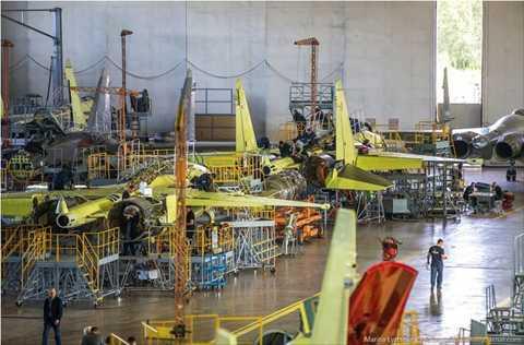 Tuy nhiên, các kỹ sư nhà máy tập trung hơn vào mẫu máy bay khác là DB-3. Đây là một trong những máy bay ném bom tầm xa đầu tiên của Liên Xô do Cục thiết kế Sergei ILyushin thiết kế. Chính máy bay này đã giúp Liên Xô giành được ưu thế trên không trong cuộc Chiến tranh thế giới thứ hai. Các phi công DB-3 Liên Xô còn thiết lập kỷ lục thế giới khi bay liên tục từ Moscow tới Viễn Đông và Bắc Mỹ.