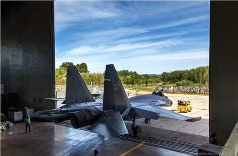 Loại máy bay Sukhoi đầu tiên mà Komsomolsk sản xuất là mẫu tiêm kích bom Sukhoi Su-7. Tiếp sau đó là loạt "bom tấn" như Su-17/22, Su-27 và sau này là Su-30, Su-33, Su-35, Su-57.