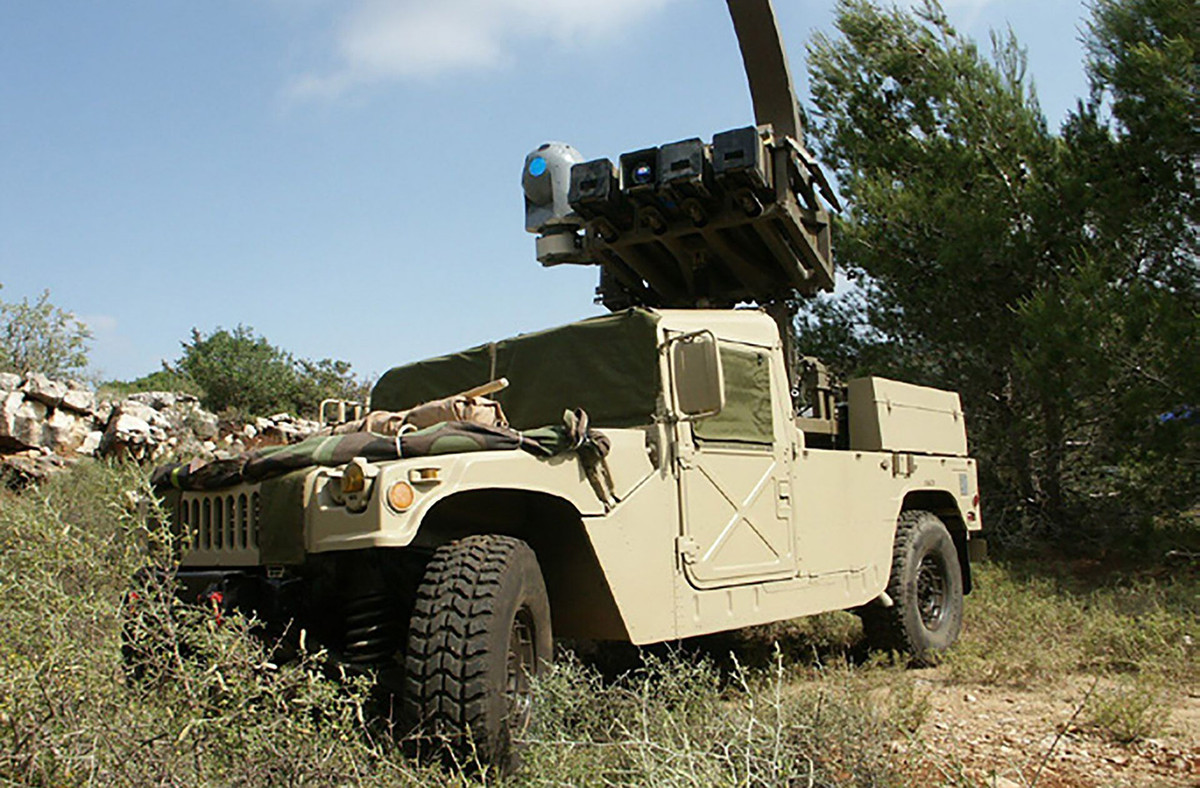 Với các trang bị được biên chế gồm hệ thống quan trắc quang/điện, ra đa trinh sát mặt đất, xe trinh sát thiết giáp, thiết bị trinh sát trên không, hệ thống trinh sát tiên tiến tầm xa… Trong đó, ra đa trinh sát AN/TPQ-36 có thể xác định đồng thời 10 mục tiêu cùng lúc. Xe trinh sát pháo binh M7 có thể quét được mục tiêu ở khoảng cách 10km, đóng vai trò là xe quan sát phía trước của pháo binh với năng lực nhận biết chiến trường, thông tin liên lạc và bảo đảm cơ động mạnh mẽ.