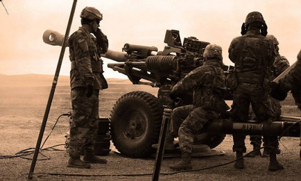 Máy hiển thị tổng hợp không chỉ hiển thị vị trí toạ độ khu vực tác chiến, tình hình địch, ta, thông tin bảo đảm hậu cần, mà còn có thể trực tiếp tiếp nhận mệnh lệnh và gửi đi các báo cáo, tin tức.