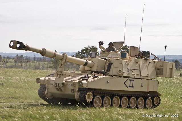 Hệ thống định vị dẫn đường này là một dạng hệ thống thông tin vô tuyến điện, có thể truyền đi yêu cầu hoả lực, dữ liệu theo dõi mục tiêu, số liệu về tình hình bố trí của quân bạn, mệnh lệnh chiến đấu, báo cáo, văn bản, nhận biết xu hướng thay đổi tình hình chiến trường, nhận biết chiến đấu và đồng bộ hoá hệ điều khiển chỉ huy. Do sử dụng kỹ thuật định vị tự động và sử dụng rộng rãi các loại đạn thông minh, nên các trang bị vũ khí chủ lực Sư đoàn bộ binh cơ động số 4 có độ chính xác rất cao, xác suất tiêu diệt và đánh trúng mục tiêu luôn ở mức trên 90%.