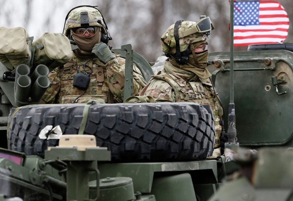 Trong đó hệ thống chỉ huy tác chiến cấp lữ đoàn và cấp dưới cấp lữ đoàn FBCB2 được nghiên cứu xây dựng đựa trên các loại máy tính, phần mềm, thiết bị định vị dẫn đường và các cổng thông tin, giúp cung cấp thông tin cho người chỉ huy, đội ngũ cán bộ tham mưu, các hệ thống vũ khí và đơn vị trong quá trình vận động nhận biết được những thay đổi của chiến trường. Bên cạnh đó, nó được kết nối với các thiết bị thông tin của hệ thống vũ khí, và hệ thống điều khiển, chỉ huy chiến thuật lục quân; giúp cho sư đoàn có khả năng nhận biết xu hướng tình hình.