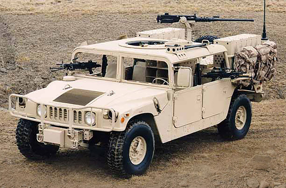 Khả năng chỉ huy điều khiển: Sư đoàn bộ binh số 4 được biên chế xe điều khiển chỉ huy M10068, xe chỉ huy vận tải Hummer M1097, xe chỉ huy Hummer tổng hợp. Đây là những hệ thống chỉ huy điều khiển hiện đại nhất của Lục quân Mỹ.