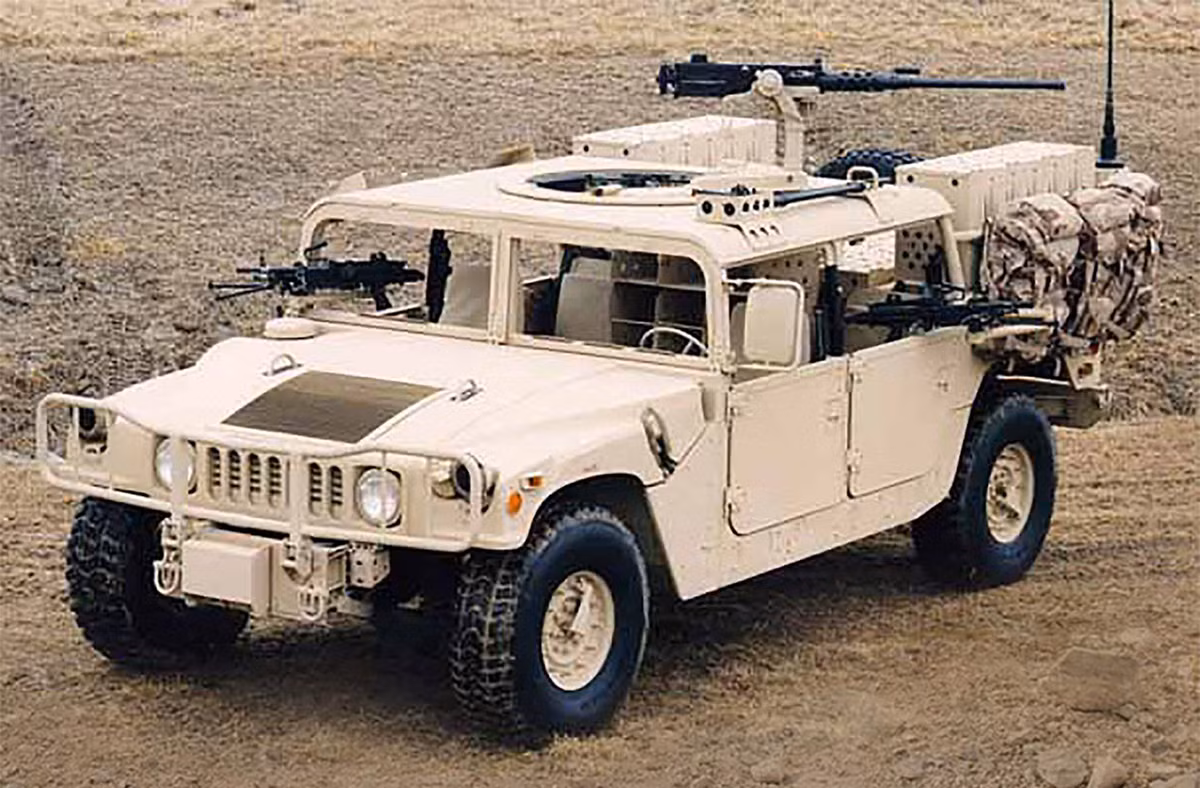 Khả năng chỉ huy điều khiển: Sư đoàn bộ binh số 4 được biên chế xe điều khiển chỉ huy M10068, xe chỉ huy vận tải Hummer M1097, xe chỉ huy Hummer tổng hợp. Đây là những hệ thống chỉ huy điều khiển hiện đại nhất của Lục quân Mỹ.