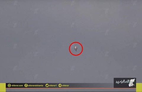 Khoanh khac ghe ron may bay Su-22 Syria dam thang xuong dat