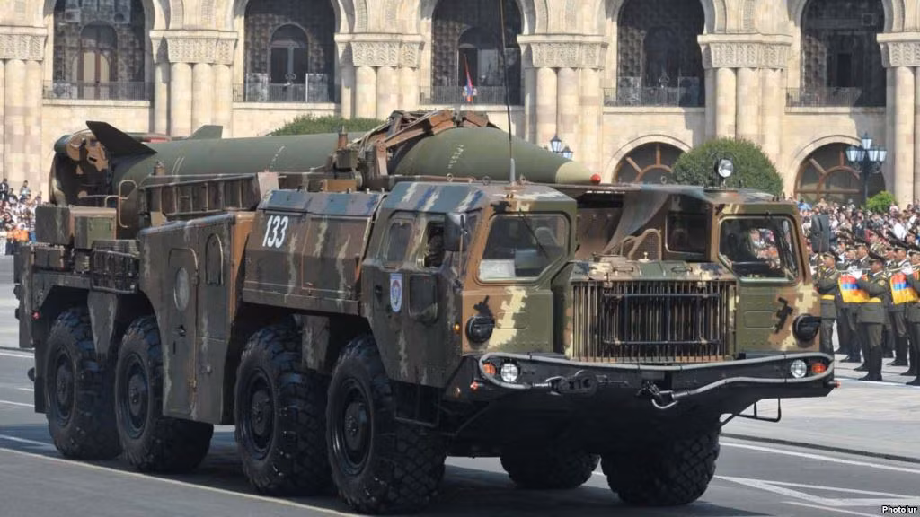 Scud-B là định danh của NATO dành cho đạn tên lửa R-17 do Liên Xô sản xuất. Dù NATO luôn gọi chung là Scud, nhưng với người Nga, R-17 (Scud-B) nằm trong cả một tổ hợp được định danh là 9K72 Elbrus - gồm nhiều thành phần (xe phóng tự hành, xe chỉ huy, xe tiếp đạn, bảo dưỡng, hậu cần...). Ảnh: Xe phóng tự hành 9P117 Uragan của tổ hợp 9K72 Elbrus mang theo đạn tên lửa R-17 (còn có tên gọi khác 8K14 hoặc NATO gọi là Scud-B).