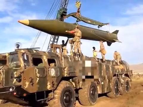 Đạn tên lửa R-17 nặng 5,8 tấn, dài 11,2m, đường kính thân 0,88m. Nó mang theo đầu đạn thuốc nổ mạnh nặng gần 1 tấn có khả năng tạo ra hố rộng 12m, sâu 4m khi va chạm với mặt đất. Ngoài ra, có thể triển khai đầu đạn chứa chất độc hóa học VX, đầu đạn mẹ - con phá đường băng, chống tăng...