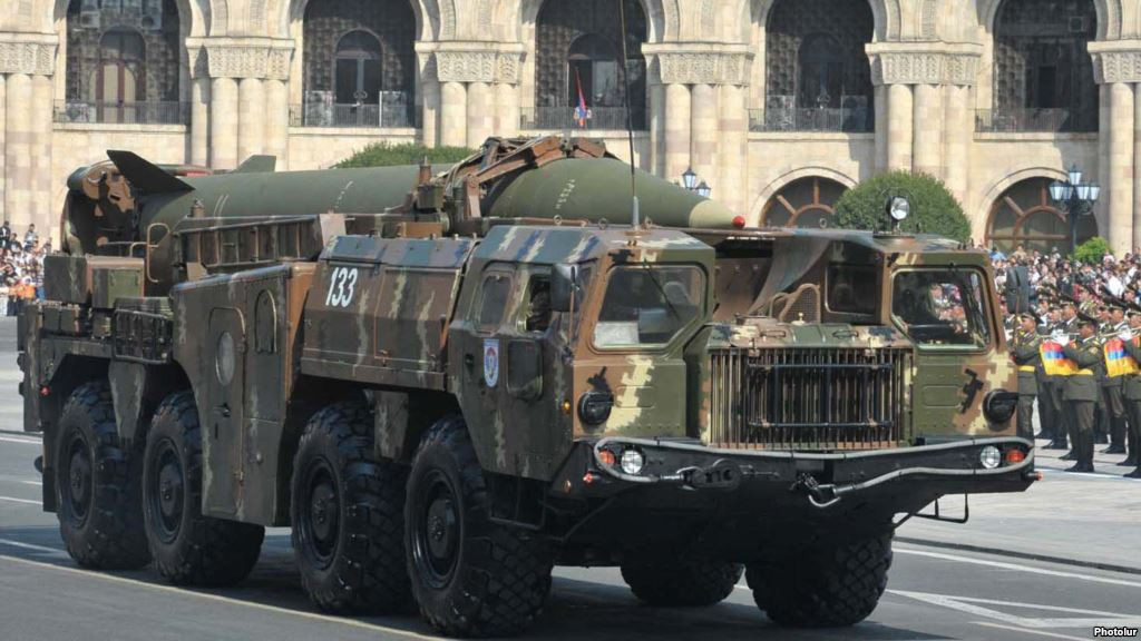 Scud-B là định danh của NATO dành cho đạn tên lửa R-17 do Liên Xô sản xuất. Dù NATO luôn gọi chung là Scud, nhưng với người Nga, R-17 (Scud-B) nằm trong cả một tổ hợp được định danh là 9K72 Elbrus - gồm nhiều thành phần (xe phóng tự hành, xe chỉ huy, xe tiếp đạn, bảo dưỡng, hậu cần...). Ảnh: Xe phóng tự hành 9P117 Uragan của tổ hợp 9K72 Elbrus mang theo đạn tên lửa R-17 (còn có tên gọi khác 8K14 hoặc NATO gọi là Scud-B).