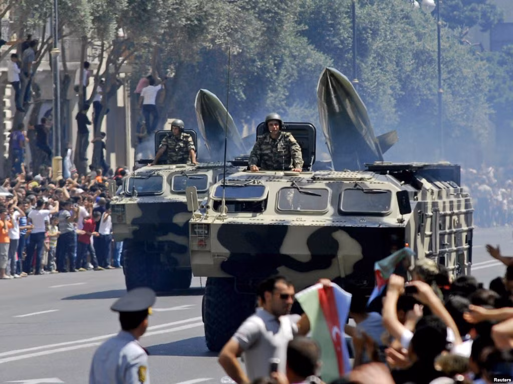 Ngoài Scud-B, Quân đội Armenia còn có trong tay ít nhất 8 bệ phóng tên lửa đạn đạo chiến thuật – chiến dịch OTR-21 Tochka-U. Loại này phía Azerbaijan cũng sở hữu nhưng số lượng rất ít ỏi.