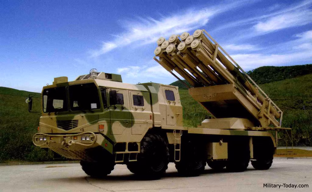 Bệ phóng AR1A lắp 2 pod ống phóng (mỗi pod 5 ống) cỡ 300mm, mang theo các loại đạn rocket hạng nặng cỡ 300mm đạt tầm bắn khoảng 130km (ngang ngửa tên lửa đạn đạo chiến thuật), lắp đầu đạn nặng 200kg.