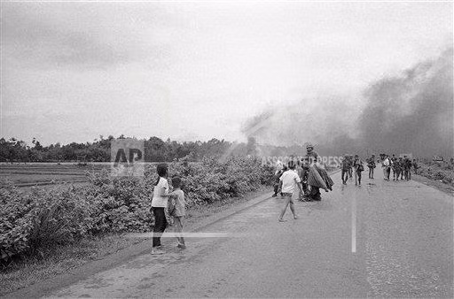 Trong vụ dội bom napalm ở Trảng Bàng, rất nhiều dân thường bị bỏng nặng trong sự kiện kinh hoàng này. Người dân và binh lính đứng trên quốc lộ gần Trảng Bàng, cách Sài Gòn khoảng 40 km về phía Tây Bắc.