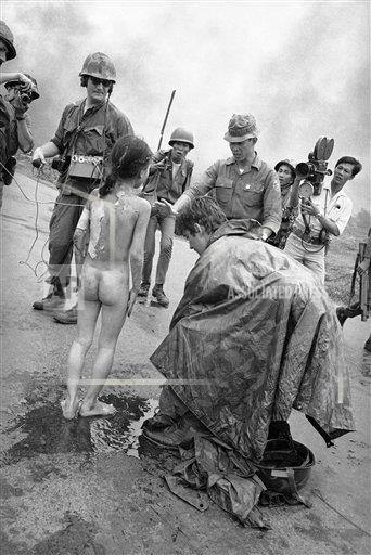 Hình ảnh Phan Thị Kim Phúc cháy xem da thịt ở trên quốc lộ gần Trảng Bàng, cách Sài Gòn khoảng 40 km về phía Tây Bắc ngày 8/6/1972 khiến dư luận thế giới chấn động sau khi bức ảnh được công bố. Khi chứng kiến cảnh này, Nick Út đã đưa Kim Phúc tới trạm xá xã để các bác sỹ và y tá cứu sống cô.