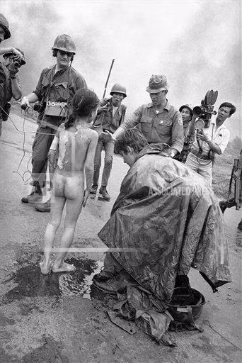 Hình ảnh Phan Thị Kim Phúc cháy xem da thịt ở trên quốc lộ gần Trảng Bàng, cách Sài Gòn khoảng 40 km về phía Tây Bắc ngày 8/6/1972 khiến dư luận thế giới chấn động sau khi bức ảnh được công bố. Khi chứng kiến cảnh này, Nick Út đã đưa Kim Phúc tới trạm xá xã để các bác sỹ và y tá cứu sống cô.