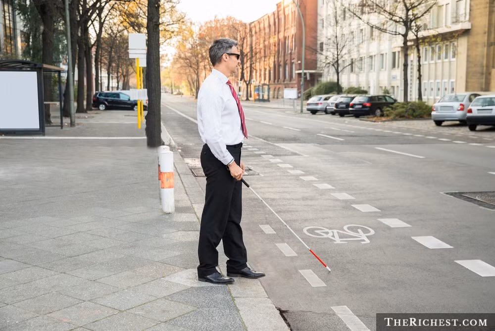 Người mù cũng có khả năng đạt được thành công trong cuộc sống. Theo kết quả nghiên cứu tâm lý học, thành công trong cuộc sống, giáo dục và việc làm của những người bị mù tỷ lệ thuận với sự mong đợi của mọi người xung quanh họ. Càng nhiều người tin vào khả năng của họ thì họ sẽ càng tỏa sáng. Khi có niềm tin vào khả năng của mình, người mù có thể làm được những điều tưởng chừng không thể và gặt hái được thành công.