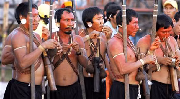 Những chàng trai ở bộ tộc Matis, Brazil thường đi săn và còn phải tự bỏ một chất thuốc độc từ ếch vào mắt để “tăng nhãn quan” trước mỗi cuộc đi săn. Quá trình này sẽ được lặp này nhiều lần nhằm đánh dấu sự trưởng thành của các chàng trai Matis.