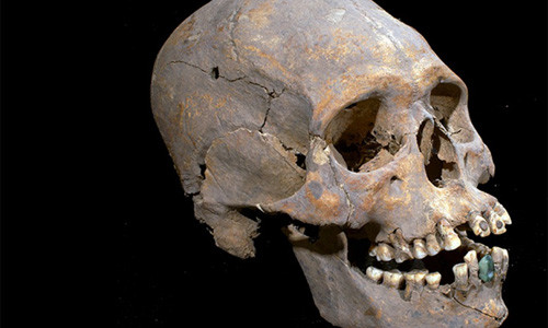 Nong: Hai cot 1.600 tuoi mang dau vet cua nguoi ngoai hanh tinh