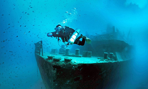 Theo đó, nhiếp ảnh gia Podhorski cùng một nhóm thợ lặn đã lặn xuống độ sâu khoảng 30m để khám phá các xác tàu đắm ở vùng biển Địa Trung Hải. Trong ảnh là tàu đắm Um El Faroud.