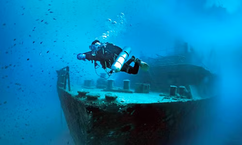 Theo đó, nhiếp ảnh gia Podhorski cùng một nhóm thợ lặn đã lặn xuống độ sâu khoảng 30m để khám phá các xác tàu đắm ở vùng biển Địa Trung Hải. Trong ảnh là tàu đắm Um El Faroud.