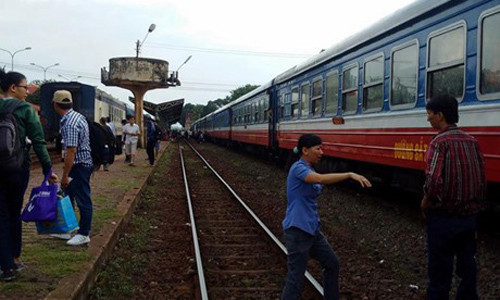 Chay dau may tau hoa, duong sat Bac-Nam te liet nhieu gio