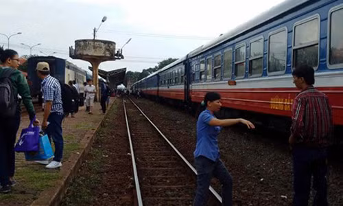 Chay dau may tau hoa, duong sat Bac-Nam te liet nhieu gio