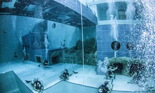 The Deep Joy có các khu vực ở nhiều độ sâu khác nhau, từ 1,3-12 m, trước khi xuống tới một đường hầm thẳng đứng có độ sâu 40 m.