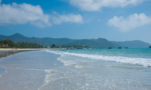 Côn Đảo của Việt Nam được xếp ở vị trí thứ 4 trong danh sách 10 địa điểm du lịch hàng đầu châu Á do Lonely Planet bình chọn. Côn Đảo được miêu tả là địa điểm đang ngày càng trở nên nổi tiếng ở khu vực châu Á. Nơi đây hấp dẫn du khách với bãi biển tuyệt đẹp và có phần hoang sơ, cùng với những loại hải sản tươi ngon với giá cả hợp lý.