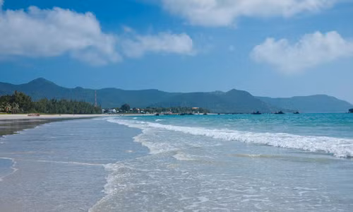 Côn Đảo của Việt Nam được xếp ở vị trí thứ 4 trong danh sách 10 địa điểm du lịch hàng đầu châu Á do Lonely Planet bình chọn. Côn Đảo được miêu tả là địa điểm đang ngày càng trở nên nổi tiếng ở khu vực châu Á. Nơi đây hấp dẫn du khách với bãi biển tuyệt đẹp và có phần hoang sơ, cùng với những loại hải sản tươi ngon với giá cả hợp lý.