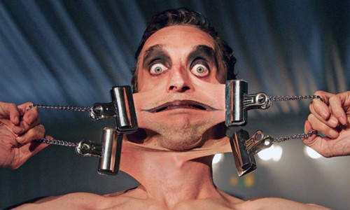 Garry Stretch Turner (Anh) là người có bộ da co dãn nhất thế giới. Cụ thể, phần da bụng của ông có thể kéo ra thay khăn trải bàn, da cổ kéo lên thay cho bịt mặt. Anh Turner có thể kéo da cách xa cơ thể tới 16 cm.