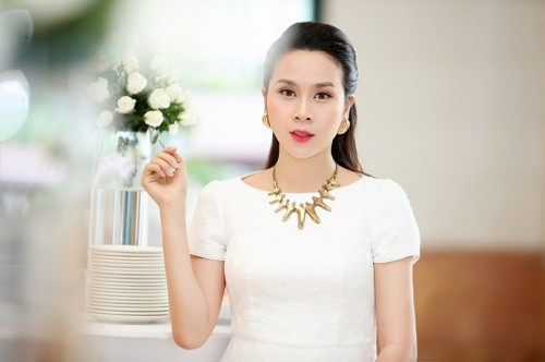 Mới hạ sinh con gái thứ 2 được 1 tháng, nữ ca sĩ xinh đẹp Lưu Hương Giang đã khiến khán giả vô cùng ngạc nhiên và ngưỡng mộ khi cô đã nhanh chóng lấy lại vóc dáng cũ. Theo Hương Giang chia sẻ, cô đã giảm được 20 kg chỉ sau 1 tháng sinh con.