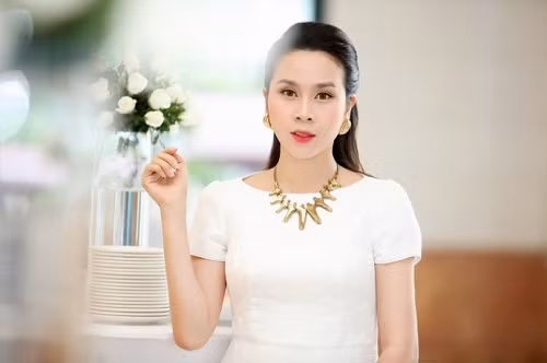 Mới hạ sinh con gái thứ 2 được 1 tháng, nữ ca sĩ xinh đẹp Lưu Hương Giang đã khiến khán giả vô cùng ngạc nhiên và ngưỡng mộ khi cô đã nhanh chóng lấy lại vóc dáng cũ. Theo Hương Giang chia sẻ, cô đã giảm được 20 kg chỉ sau 1 tháng sinh con.