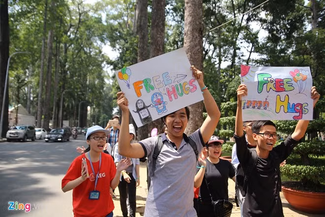 Hoạt động diễn ra trên nhiều tuyến phố và các điểm vui chơi công cộng. Kể từ ngày hội Ôm quốc tế được tổ chức lần đầu tiên tại Việt Nam vào năm 2007 cho đến nay, chương trình đã thu hút được hàng trăm bạn trẻ cùng tham gia và nhân rộng tinh thần san sẻ yêu thương trên khắp mọi miền Tổ quốc, để lại nhiều hình ảnh đẹp trong lòng người dân thành phố và khách du lịch.