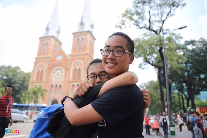 Vũ (sinh năm 1999, du học sinh từ Mỹ) và Lê Hiếu Ngân (sinh năm 2000) chia sẻ cái ôm thân thiết dù mới gặp nhau lần đầu. Vũ cho biết, hoạt động này rất phổ biến ở nước ngoài. Ở Việt Nam, nhiều người còn ngại ngần nhưng đã mang lại những hiệu ứng tích cực.