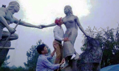 Cán bộ huyện Vũ Quang hôn ngực tượng nàng Biang gây dư luận - Ảnh: FB.