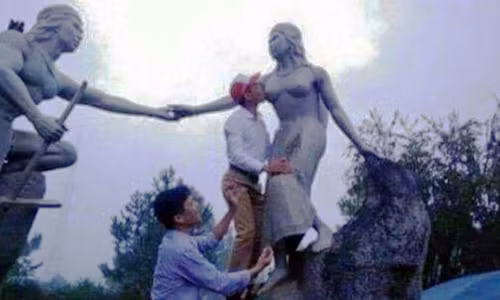 Cán bộ huyện Vũ Quang hôn ngực tượng nàng Biang gây dư luận - Ảnh: FB.