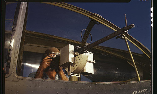 Các nhiếp ảnh gia đã chụp được những bức ảnh màu giá trị nước Mỹ trong Chiến tranh thế giới 2 (1939 - 1945). Trong ảnh là một nhân viên quân sự Mỹ đang thử súng máy được trang bị trên máy bay của Hải quân Mỹ ở căn cứ tại Corpus Christi.