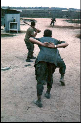 Một nhóm lính Mỹ tập đánh bóng ở Chu Lai.