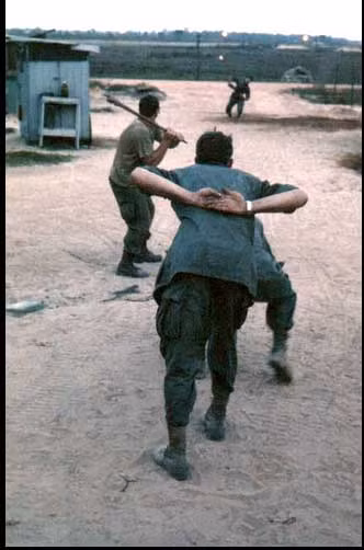 Một nhóm lính Mỹ tập đánh bóng ở Chu Lai.