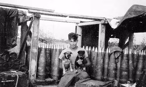 Binh sĩ Marvin De Witt ôm hai chú chó trong tay. Ảnh chụp ở Ninh Thuận.