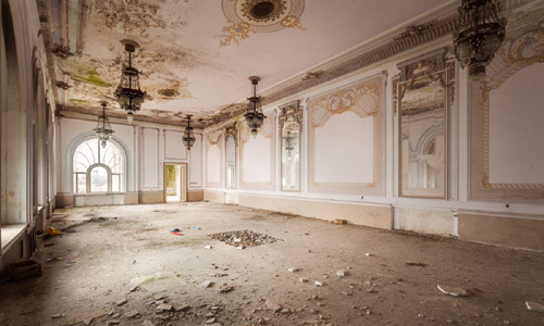 Tuy nhiên, đến năm 1990, tòa nhà Constanta bị đóng cửa và dần bị lãng quên.