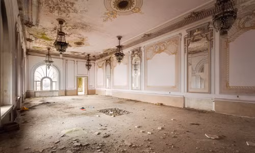 Tuy nhiên, đến năm 1990, tòa nhà Constanta bị đóng cửa và dần bị lãng quên.