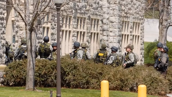 Ngày 16/4/2007, Cho Seung-Hui, sinh viên 23 tuổi người Mỹ gốc Hàn Quốc, đã gây ra vụ xả súng đẫm máu tại Đại học Công nghệ Virginia. Vụ xả súng đã cướp đi sinh mạng của 32 người và 23 người khác bị thương.