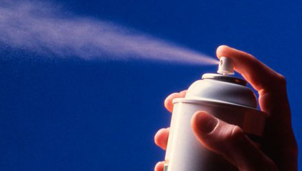 Năm 2015, Thomas Townsend - thiếu niên 16 tuổi sống tại Anh - đã qua đời do đột quỵ sau khi sử dụng quá nhiều chất khử mùi. Theo đó, thiếu niên xấu số này đã xịt thuốc khử mùi lên toàn bộ cơ thể ít nhất là 2 lần/ngày. Kết quả điều tra cho thấy máu của nạn nhân có chứa chất butan và propane nhiều gấp 10 lần lượng cho phép. Thêm vào đó, người này đã sử dụng chất khử mùi ở trong căn phòng đóng kín nên đã hít phải quá nhiều khí butan vào trong cơ thể bất chấp cảnh báo thuốc xịt khử mùi nên được sử dụng ở những nơi thông thoáng. Cảnh sát tìm thấy 42 lọ khử mùi dạng xịt trong phòng ngủ của nạn nhân.