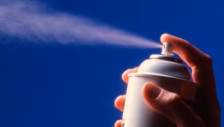 Năm 2015, Thomas Townsend - thiếu niên 16 tuổi sống tại Anh - đã qua đời do đột quỵ sau khi sử dụng quá nhiều chất khử mùi. Theo đó, thiếu niên xấu số này đã xịt thuốc khử mùi lên toàn bộ cơ thể ít nhất là 2 lần/ngày. Kết quả điều tra cho thấy máu của nạn nhân có chứa chất butan và propane nhiều gấp 10 lần lượng cho phép. Thêm vào đó, người này đã sử dụng chất khử mùi ở trong căn phòng đóng kín nên đã hít phải quá nhiều khí butan vào trong cơ thể bất chấp cảnh báo thuốc xịt khử mùi nên được sử dụng ở những nơi thông thoáng. Cảnh sát tìm thấy 42 lọ khử mùi dạng xịt trong phòng ngủ của nạn nhân.