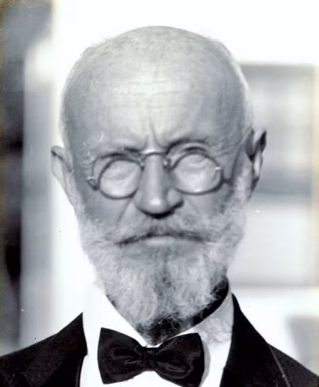 Carl Tanzler chính là bác sĩ giao hoan với tử thi trong nhiều năm gây chấn động nước Mỹ. Sinh năm 1877 tại Dresden (Đức), Tanzler chuyển đến Florida, Mỹ sinh sống và làm việc tại bệnh viện Hải Quân Mỹ ở Zephyrhills năm 1926.
