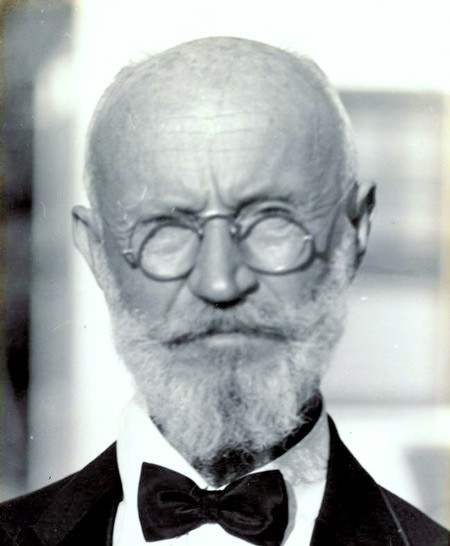 Carl Tanzler chính là bác sĩ giao hoan với tử thi trong nhiều năm gây chấn động nước Mỹ. Sinh năm 1877 tại Dresden (Đức), Tanzler chuyển đến Florida, Mỹ sinh sống và làm việc tại bệnh viện Hải Quân Mỹ ở Zephyrhills năm 1926.