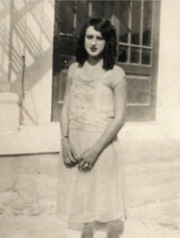 Câu chuyện tình yêu của vị bác sĩ bệnh hoạn này bắt đầu vào năm 1930. Khi đó, Hoys (21 tuổi), vô cùng xinh đẹp, được mẹ đưa đến bệnh viện điều trị do được chuẩn đoán mắc bệnh lao phổi. Tanzler chính là bác sĩ điều trị cho Hoys. Trong thời gian khám bệnh cho Hoys, bác sĩ Tanzler đem lòng yêu cô bệnh nhân xinh đẹp, trẻ trung đó.