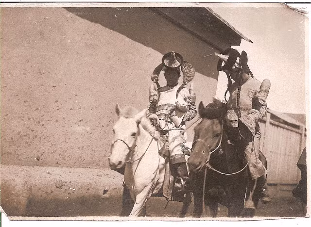 Người Mông Cổ cưỡi ngựa rong ruổi khắp các nẻo đường.