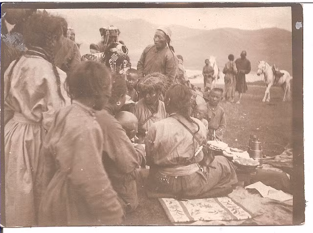 Một số phụ nữ, trẻ em tụ tập hàn huyên.