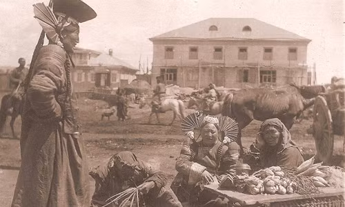 Những người phụ nữ Mông Cổ lớn tuổi ngồi bán các mặt hàng nông sản tại khu chợ.